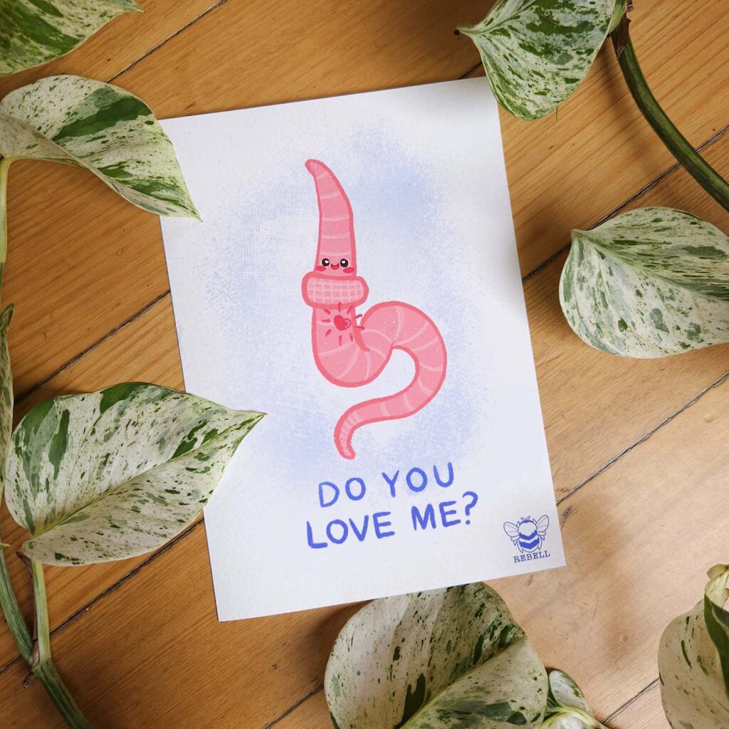 Postcard of a smiling worm with the words 'Do you love me?'